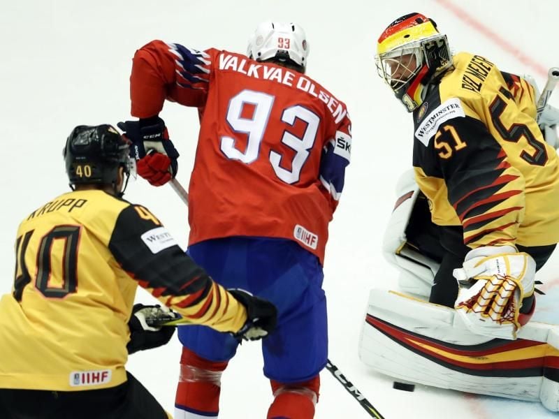 Valkvae Olsen (M) schießt das zweite Tor für Norwegen gegen Timo Pielmeier (r) und Björn Krupp. Foto: Petr David Josek/AP