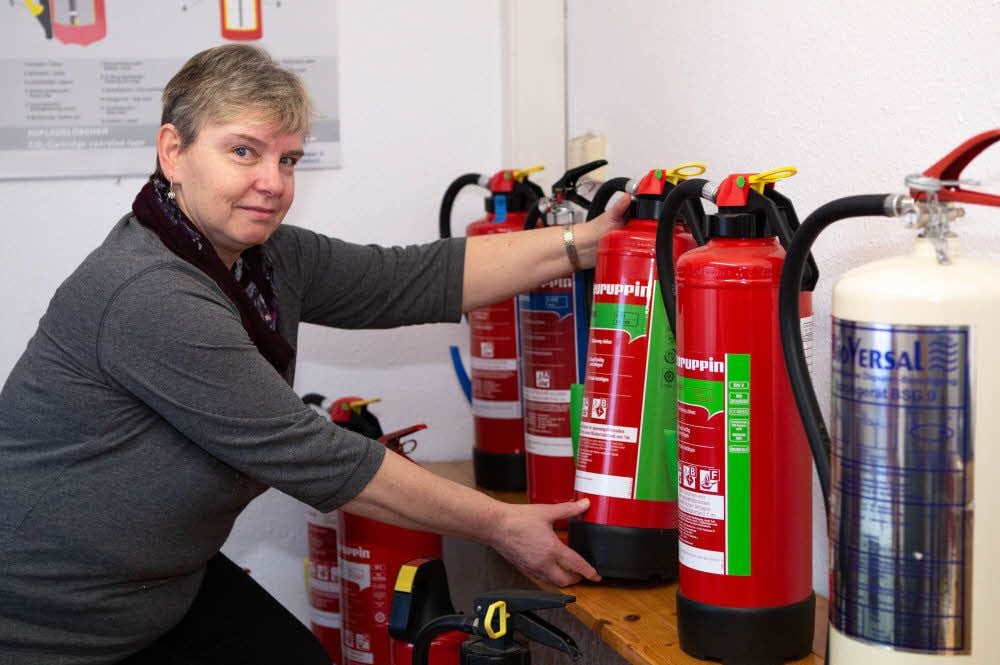 Martina Pfau ist einer Powerfrau in einer von Männer domierten Branche. Sie führt den Betreib Feuerschutz Wilhelm in der Elsteraue.