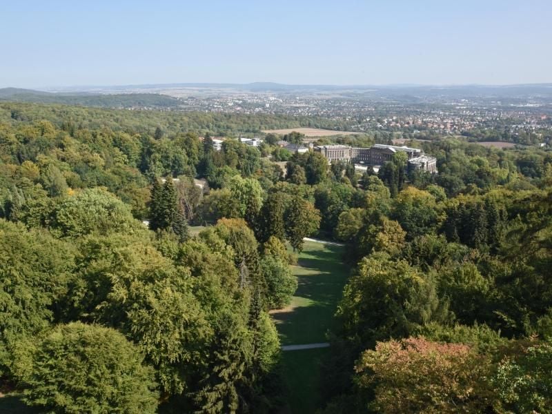 Blick über den Bergpark Wilhelmshöhe auf das Schloss. Foto: Uwe Zucchi/Archiv
