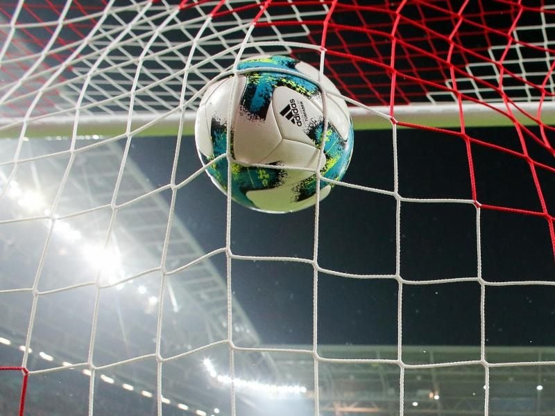 Ein Ball geht ins Netz. Foto: Jan Woitas/dpa-Zentralbild/dpa/Symbolbild