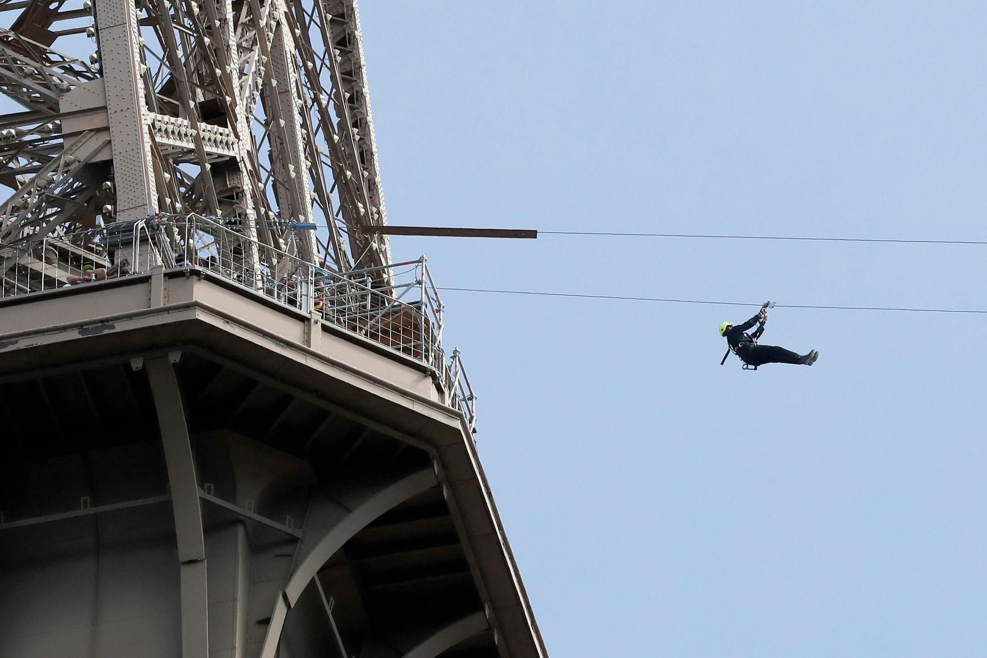 Rutschpartie in 115 Metern Höhe: Mit der neuen Seilbahn rast man mit 90 Stundenkilometern vom Eiffelturm in Paris hinunter.