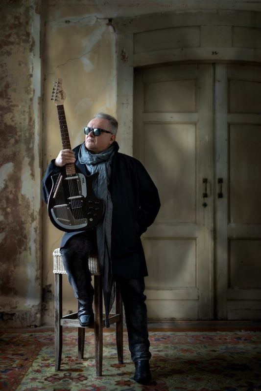 Brille und E-Gitarre sind die Markenzeichen des Sängers und Komponisten Heinz Rudolf Kunze, der sein neues Album der Wahrheit widmet.