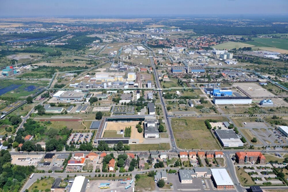 Der Chemiepark Bitterfeld-Wolfen heute: modern, innovativ, international. In rund 360 Firmen sind etwa 12.000 Menschen beschäftigt.