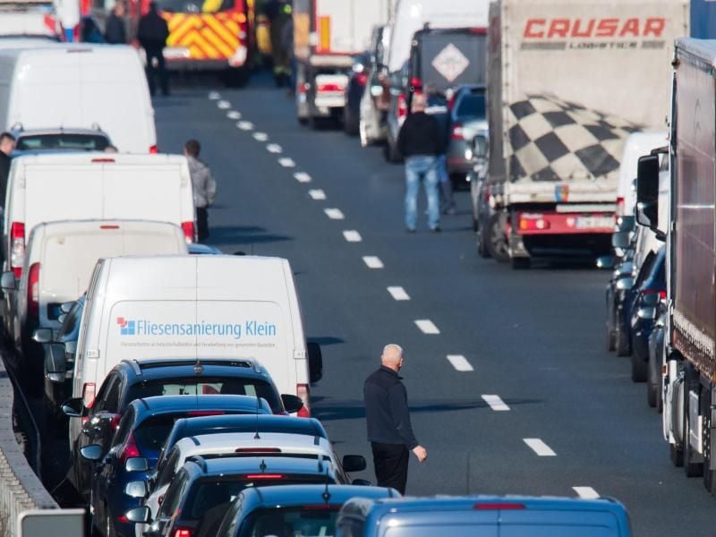 So soll es sein: Verkehrsteilnehmer haben vor einer Unfallstelle auf der Autobahn A2 vor dem Kreuz Buchholz eine Rettungsgasse gebildet. Symbolfoto: Julian Stratenschulte