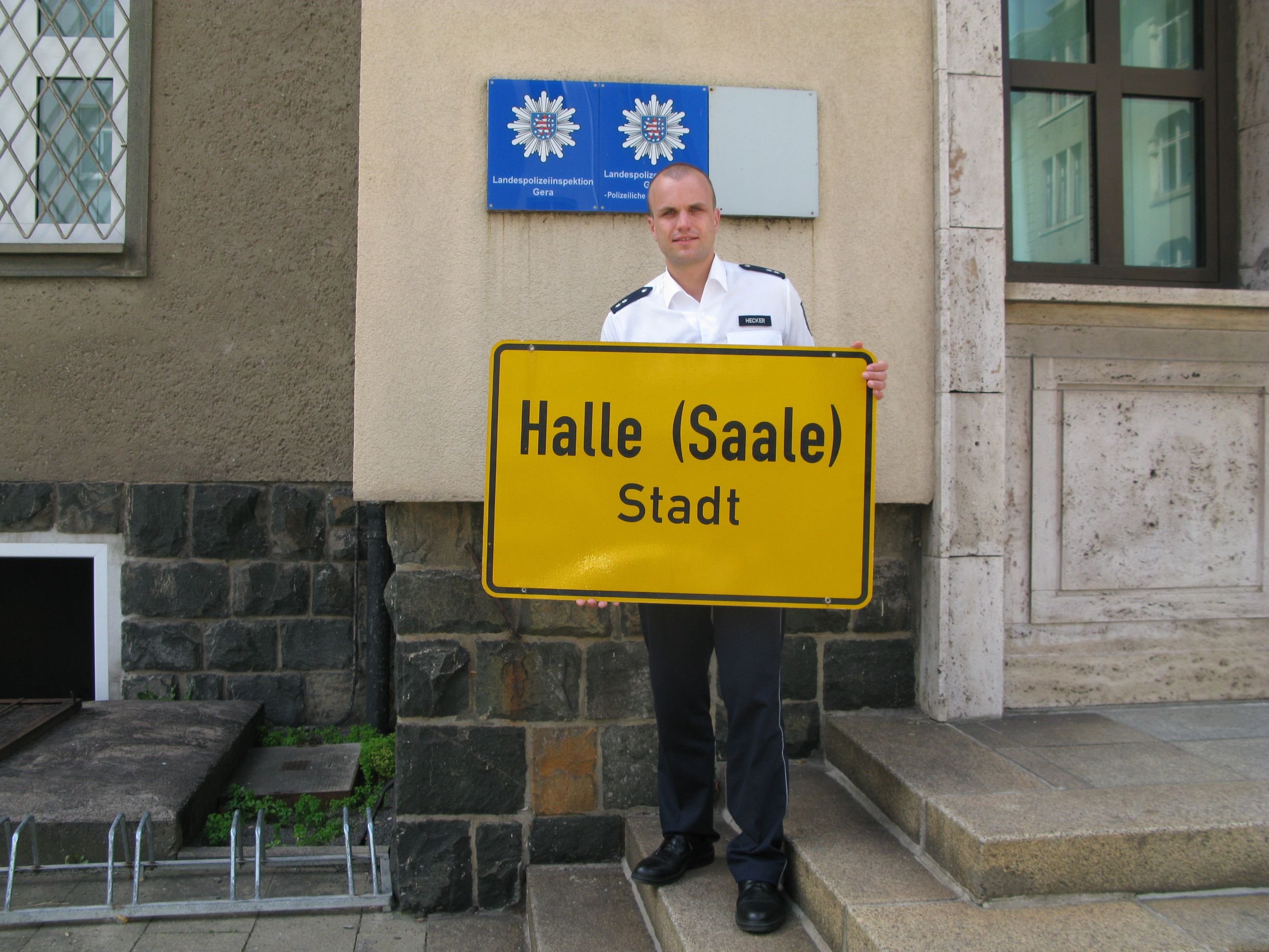 Sebastian Hecker von der Landespolizeidirektion Gera mit dem „Souvenir“ aus Sachsen-Anhalt.
