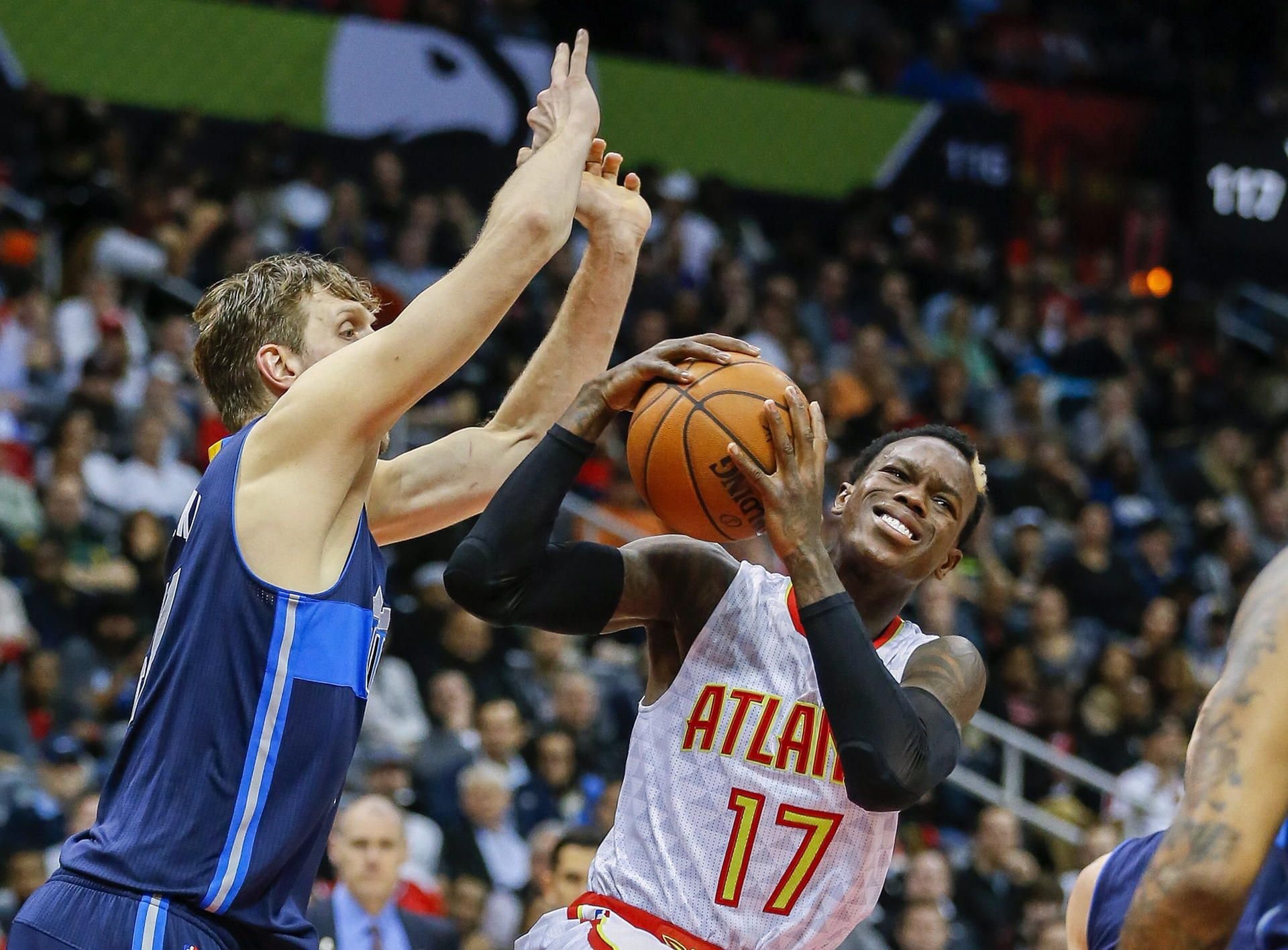 Dirk Nowitzki versucht Dennis Schröder (r.) zu stoppen.