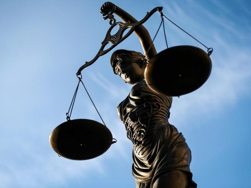 Eine Statue der Justitia hält eine Waage in ihrer Hand. Foto: David-Wolfgang Ebener/dpa/Archivbild