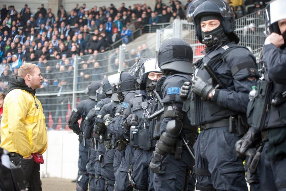 Bei Fußballspielen des HFC wie hier am 24. Januar 2016 gegen den 1. FC Magdeburg ist die Polizei mit einem Großaufgebot vor Ort. Unterstützt wird die örtliche Polizei dann von Einsatzkräften des Landes.