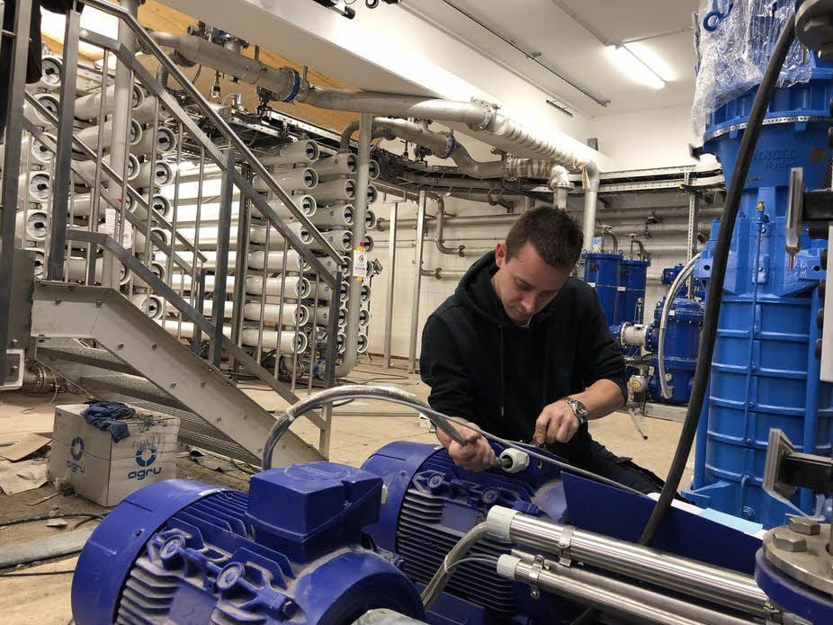 Letzte Arbeiten im Wasserwerk: Thomas Sanderhoff von der Firma Elektrotechnik Quedlinburg beim Anklemmen einer Kreiselpumpe.