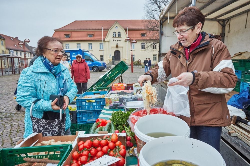 Margit Immenroth kauft am Markttag in Nienburg gern bei Anita Priewe ein.