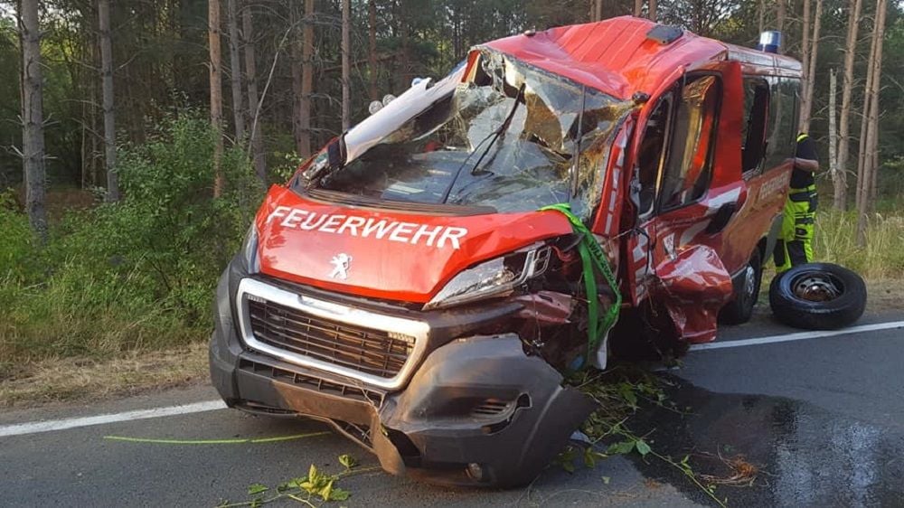 Das Unglücksauto nach dem Aufrichten
