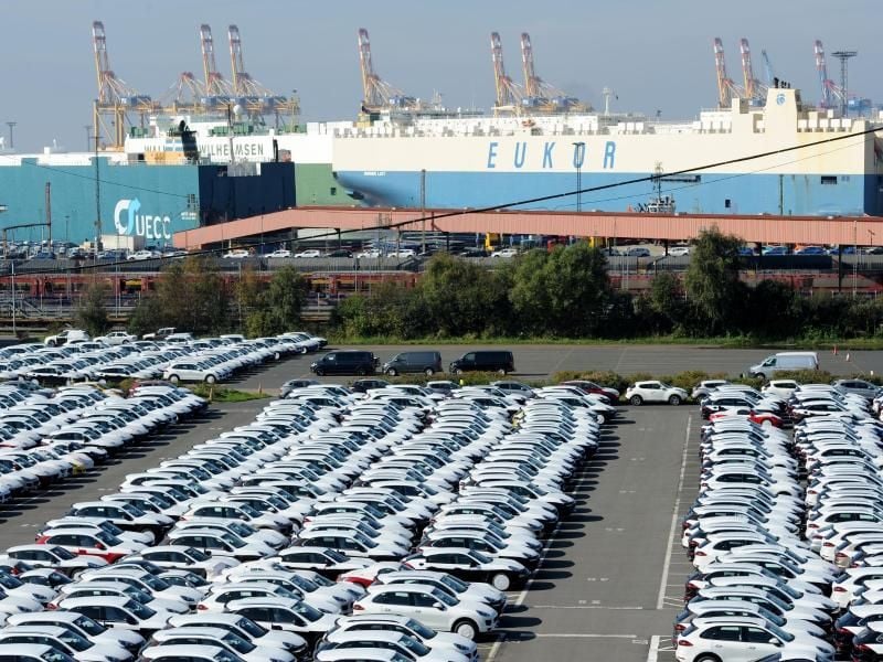 Exportnation Deutschland: Neufahrzeuge von Porsche stehen am Autoterminal von Bremerhaven zur Verschiffung bereit. Foto: Ingo Wagner