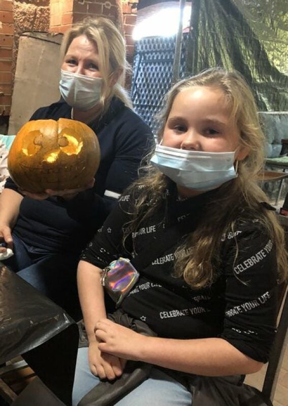 Kürbisschnitzen mit Maske: Silvana und Zoey Schneider