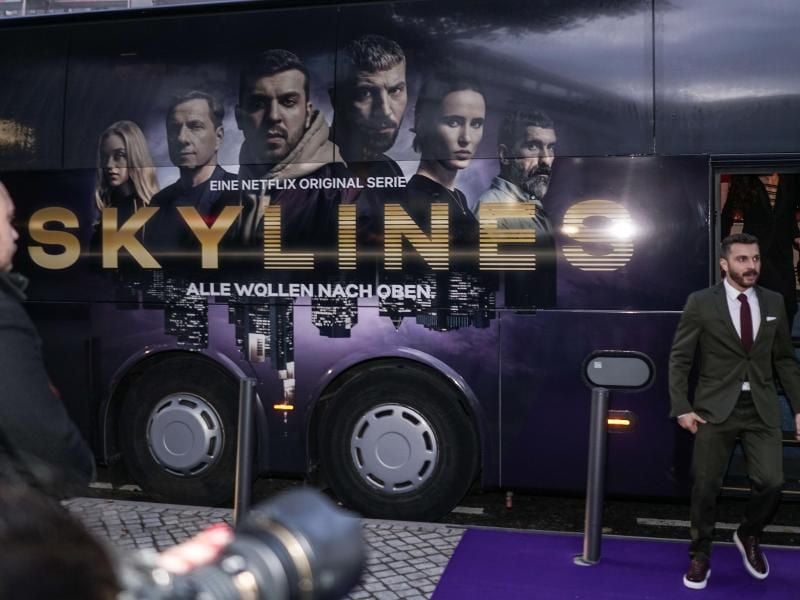 Schauspieler Edin Hasanovic (r) kommt zur Premiere der neuen deutschen Netflix-Serie "Skylines" an. Foto: Frank Rumpenhorst/dpa/Archivbild