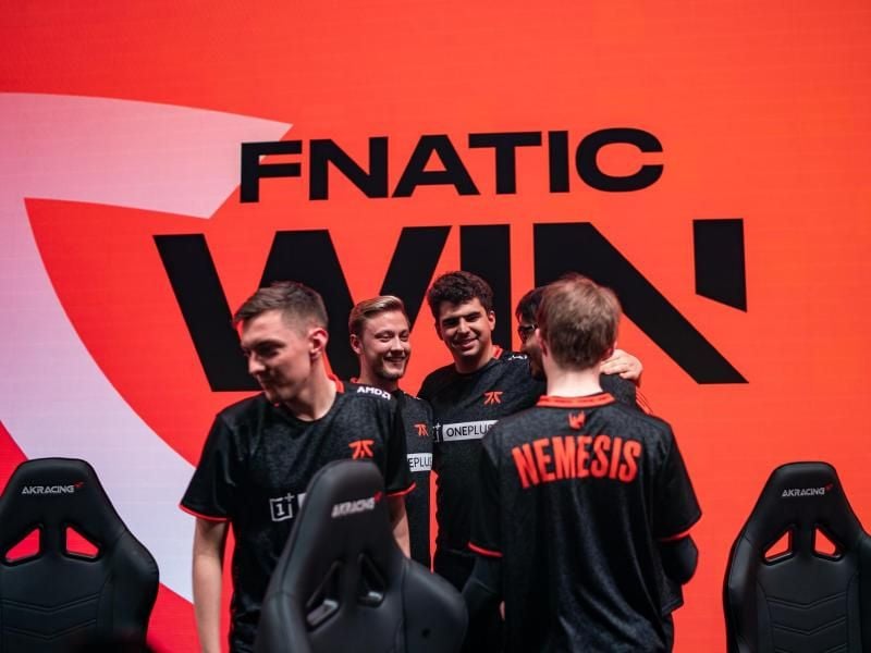Fnatic ist nach einem Sieg gegen Rogue sicher bei der League-of-Legends-Weltmeisterschaft. Foto: Riot Games/dpa