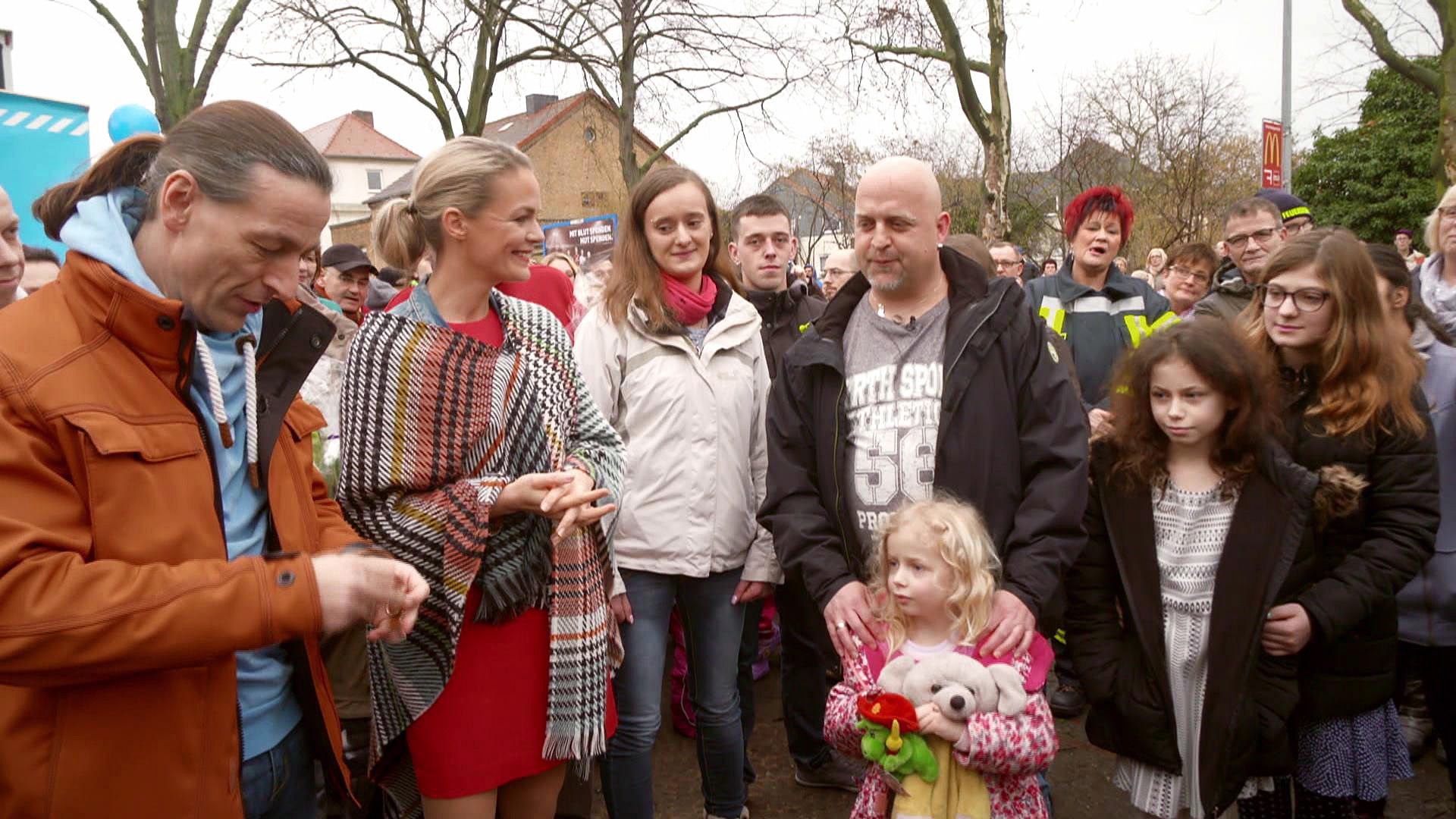Der große Moment ist gekommen: Gleich werden Dennis Falke (Mitte) und die Mädchen ihr neues Zuhause sehen