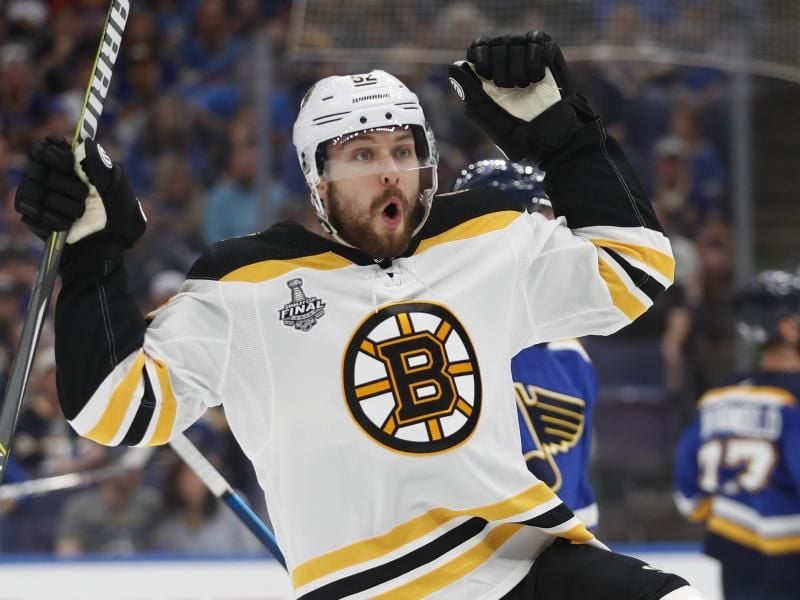 Sean Kuraly von den Boston Bruins feiert seinen Treffer. Foto: Jeff Roberson/AP