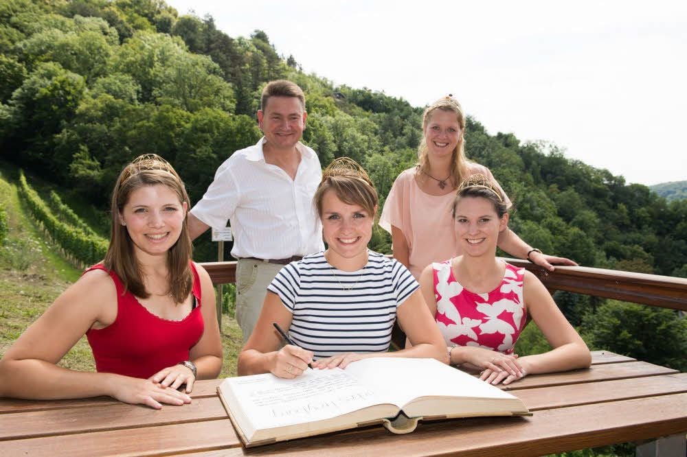 Lena Endesfelder und die beiden Deutschen Weinprinzessinnen Mara Walz (l.) und Christina Schneider (r.) schreiben sich ins Goldene Buch der Stadt ein.