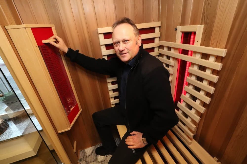Volkmar Apel zeigt einen verstellbaren Infrarotstrahler, den er entwickelt hat.