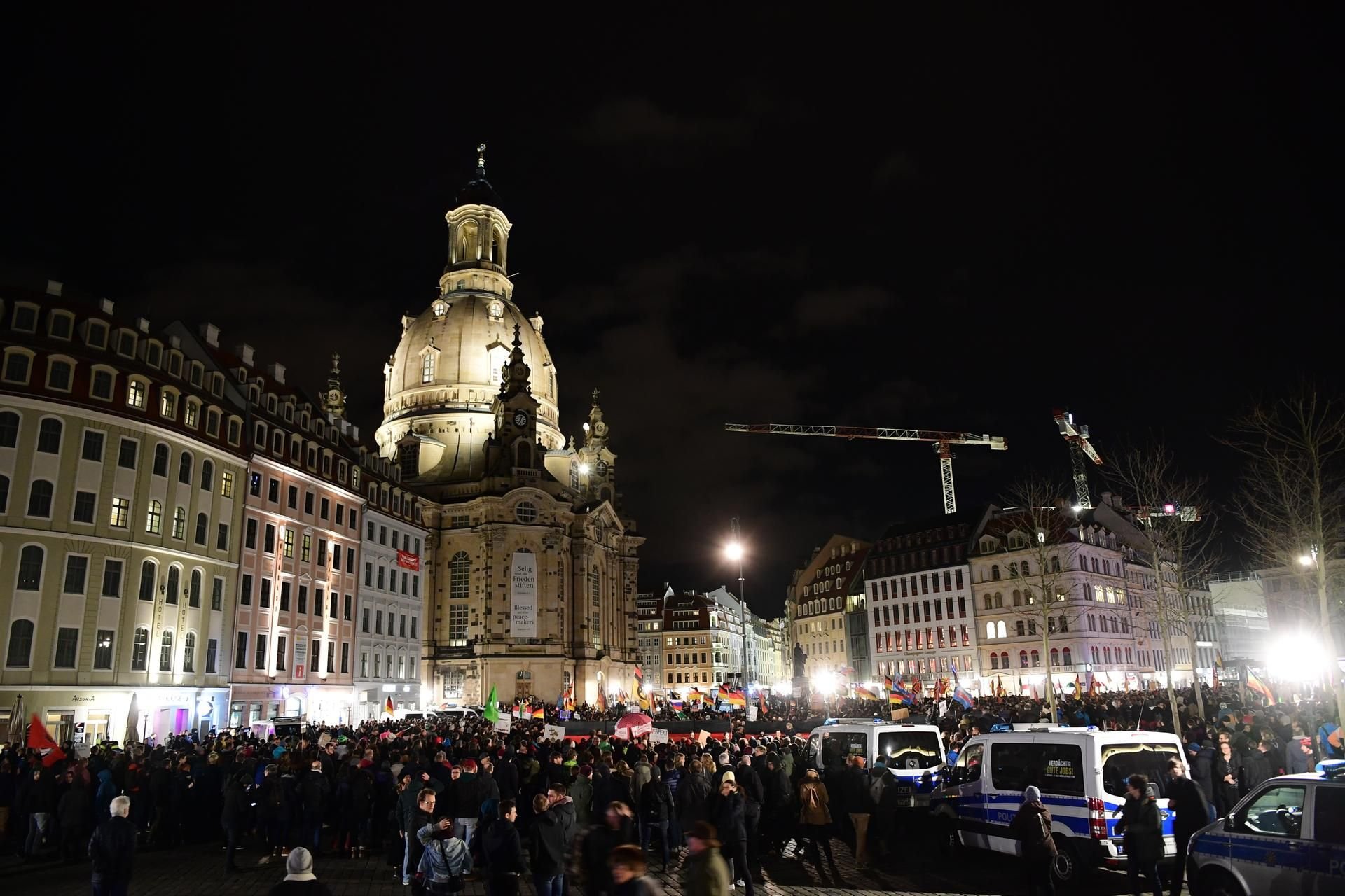 Die 200. Kundgebung der fremdenfeindlichen Pegida-Bewegung traf am Montagabend auf großen Widerstand.