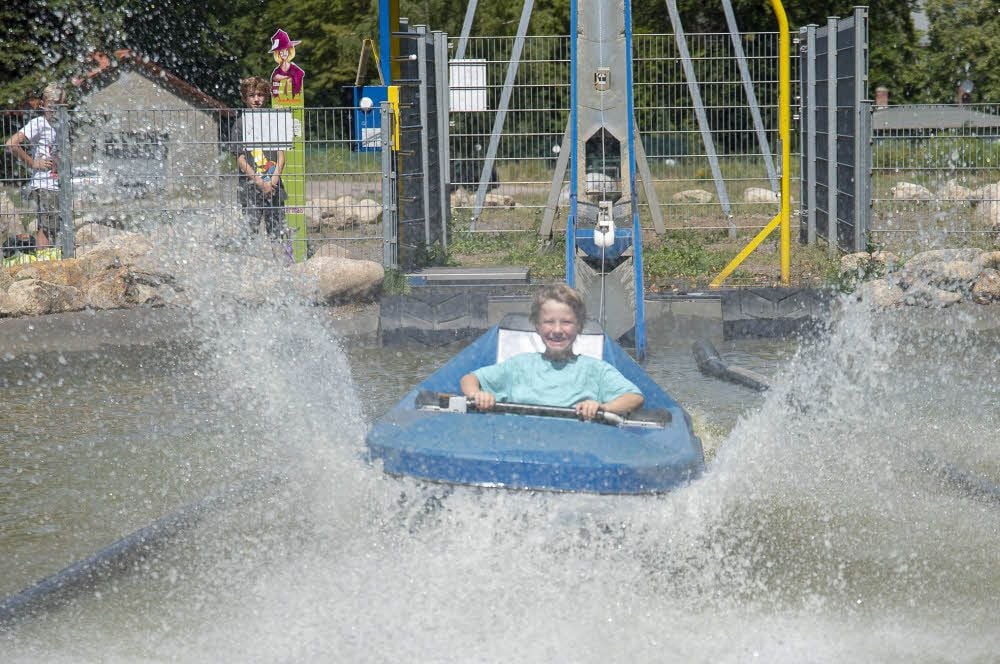 Mit dem Nautic Jet 2.0 können sich Gäste wie Jonas auf einem Boot ins Wasser schießen lassen. Bald soll die „Spaßinsel 2.0“ entstehen.