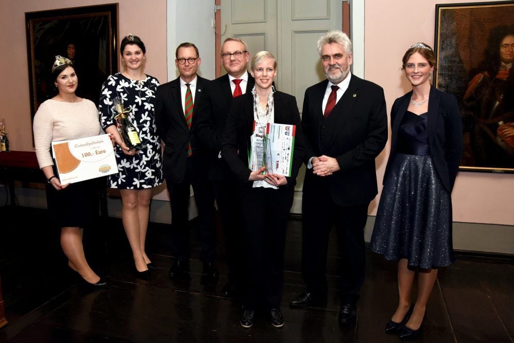 Aus den Händen von Minister Armin Willingmann (2.v.r.) erhält Victoria Elbrandt (3.v.r) den „Zeitzer Michael“. Zu den Gratulanten gehören (v.l.) die Zeitzer Weinprinzessin Franziska Roßberg, Gebietsweinkönigin Annemarie Triebe, OB Christian Thieme, Landrat Götz Ulrich und Lichterfee Michelle Müller.