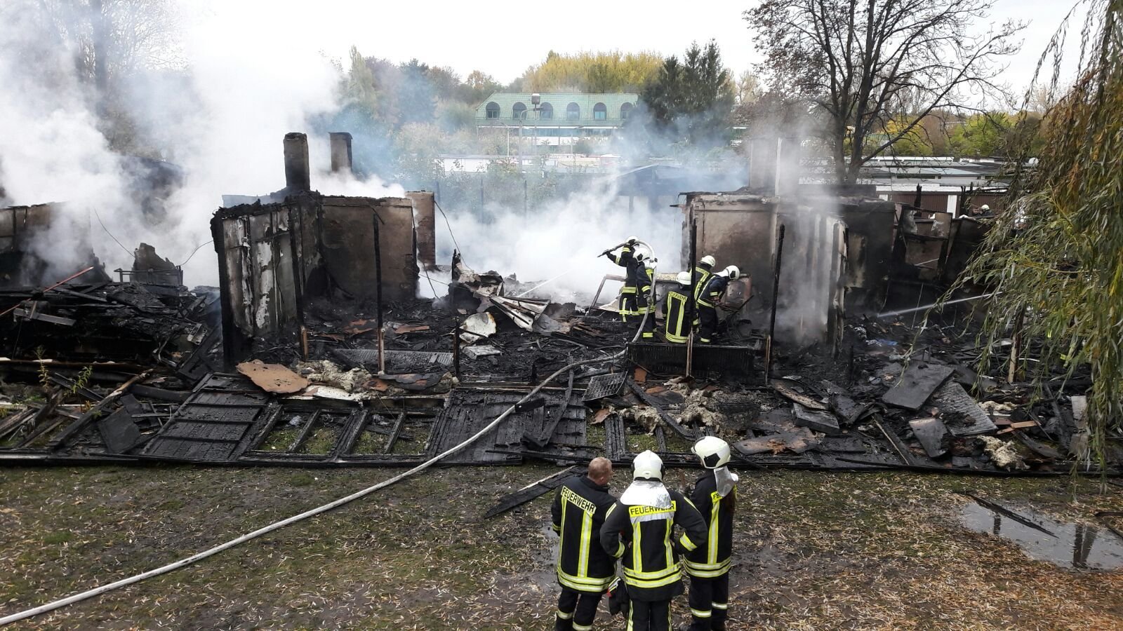 Kameraden der Feuerwehr während des Einsatzes am Seniorenclub Geiseltal.