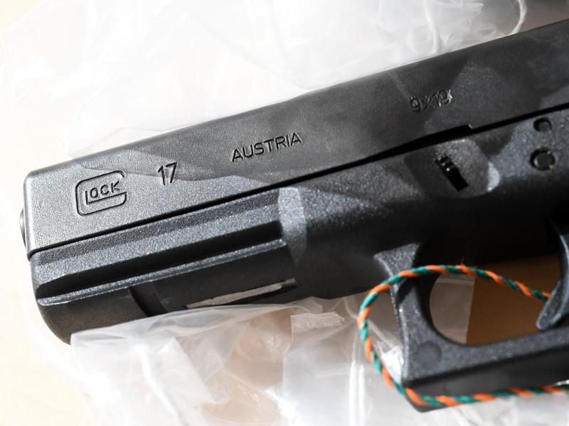 Eine bei einem Waffenhändler in Marburg sichergestellte Glock 17. Foto: Arne Dedert/Archiv