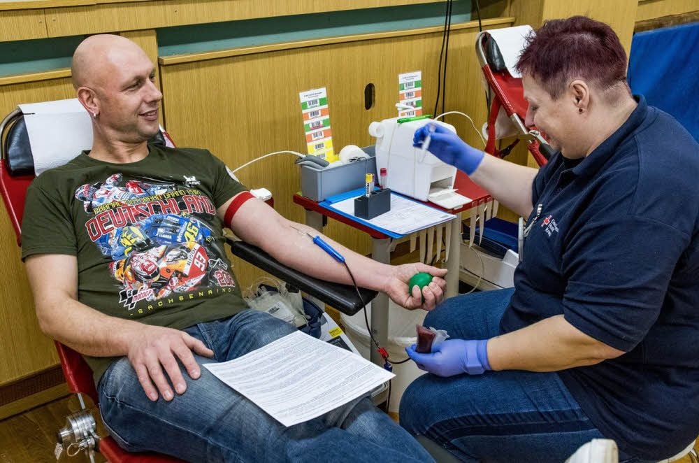 Sebastian Weber bekommt Blut abgenommen von Carmen Reinhold.