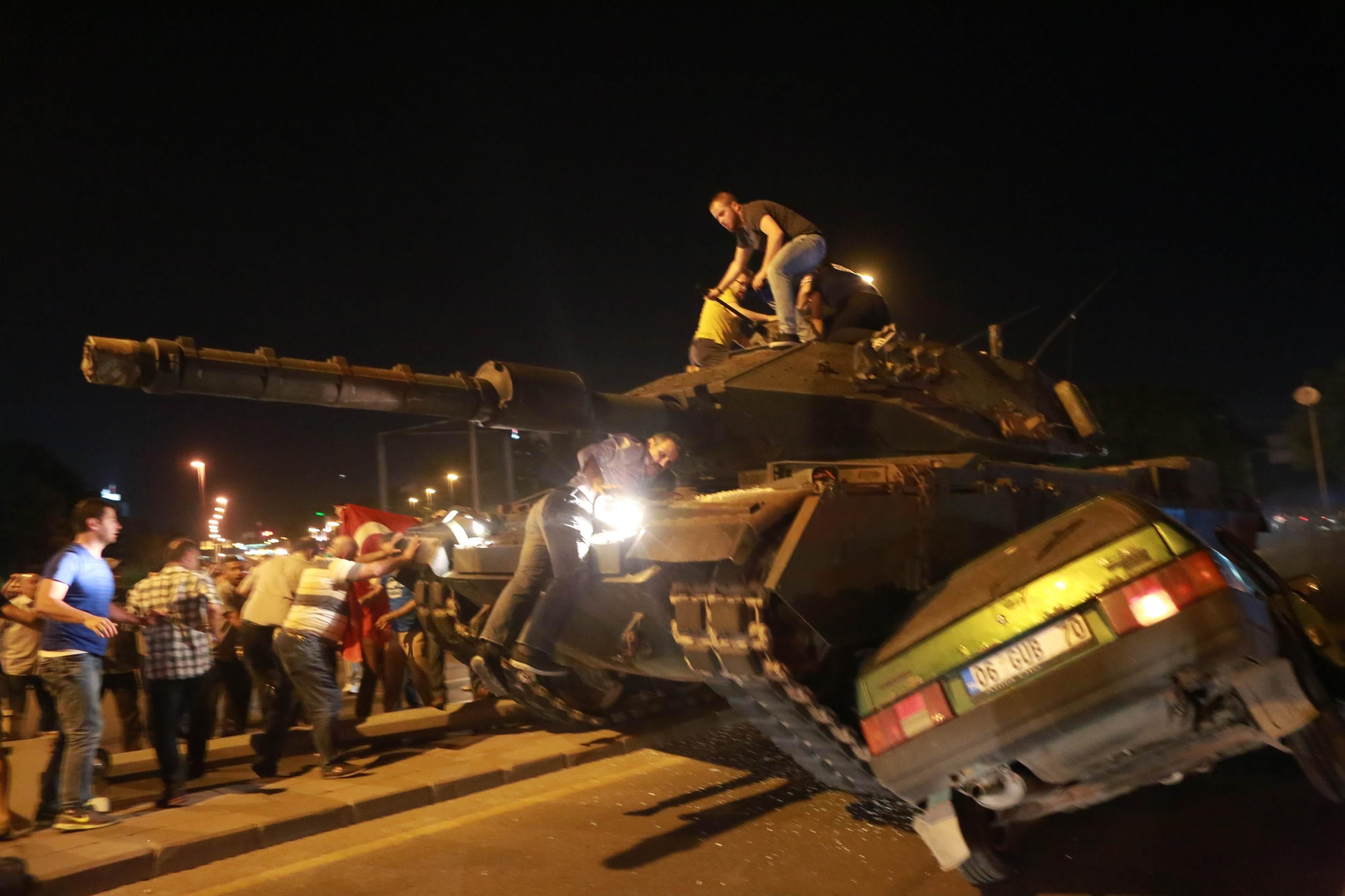 Ein Panzer zerstört Autos in der türkischen Hauptstadt Ankara.