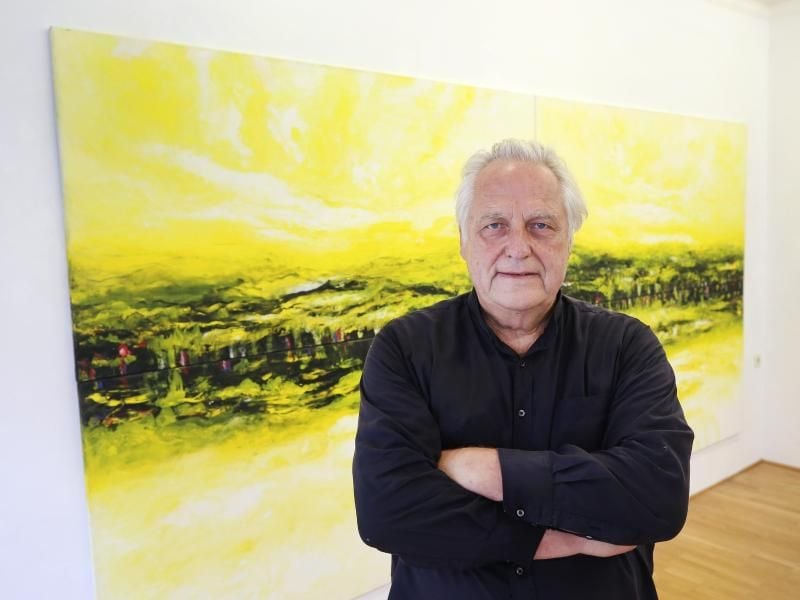 Helge Achenbach vor seinem Gemälde „Distant Shores”. Foto: Roland Weihrauch