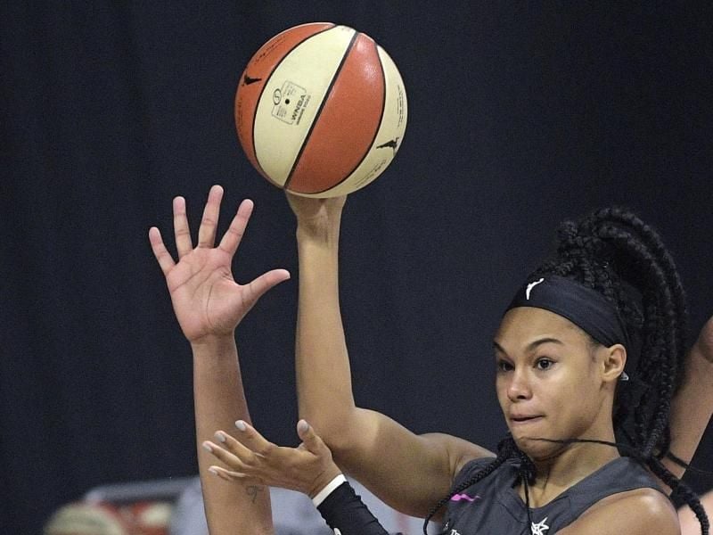 Hat mit den Dallas Wings den Einzug in die Playoffs verpasst: Satou Sabally (M). Foto: Phelan M. Ebenhack/AP/dpa
