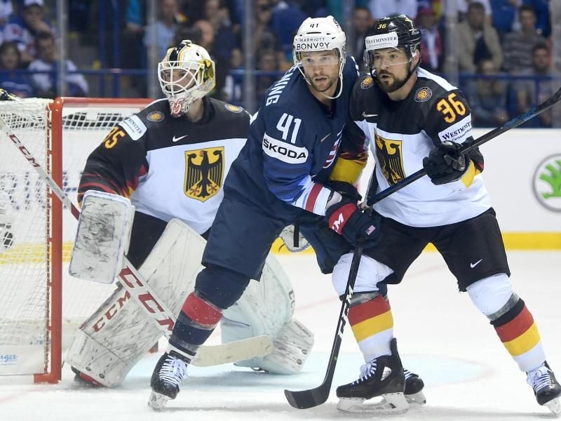 Yannic Seidenberg (r) und US-Spieler Luke Glendening im Zweikampf vor dem deutschen Tor. Foto: Monika Skolimowska