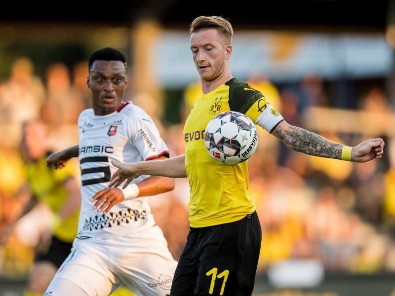 Trägt nun offizielle die BVB-Kapitänsbinde: Marco Reus (r). Foto: David Inderlied