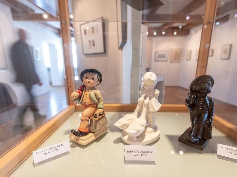 Hummel-Porzellanfiguren hinter Glas. Foto: Armin Weigel