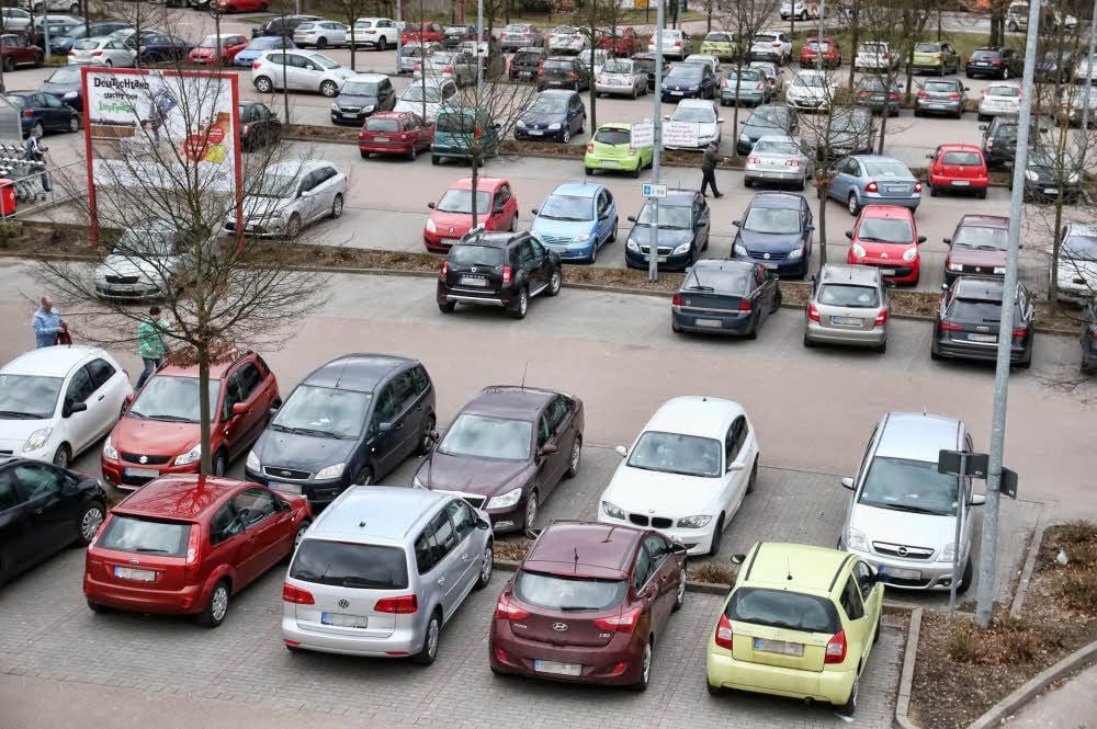 Blick auf den Parkplatz eines Supermarktes in Sangerhausen.