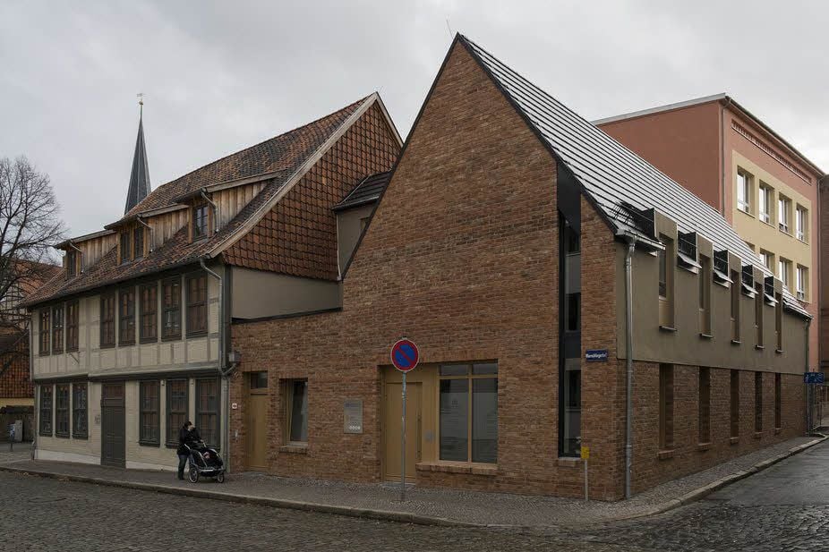 Die Außenansicht zeigt den Gebäudekomplex am Marschlinger Hof in Quedlinburg, der von der Lebenshilfe saniert und neu gebaut wurde und nun unter anderem für „Ambulantes Wohnen für Menschen mit intensiverem Betreuungsbedarf“ genutzt wird.