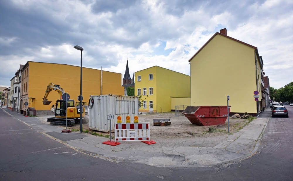 Die Arbeiten am Grundstück haben bereits begonnen.