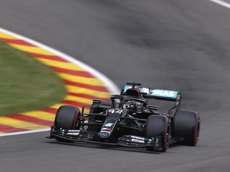 Lewis Hamilton holte sich die Pole - vor seinem Teamkollegen Valtteri Bottas. Foto: Lars Baron/POOL GETTY/AP/dpa