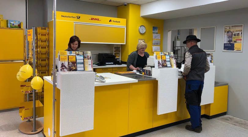 Nadine Lehmann (l.) und Heike Krüger arbeiten in der Postfiliale
