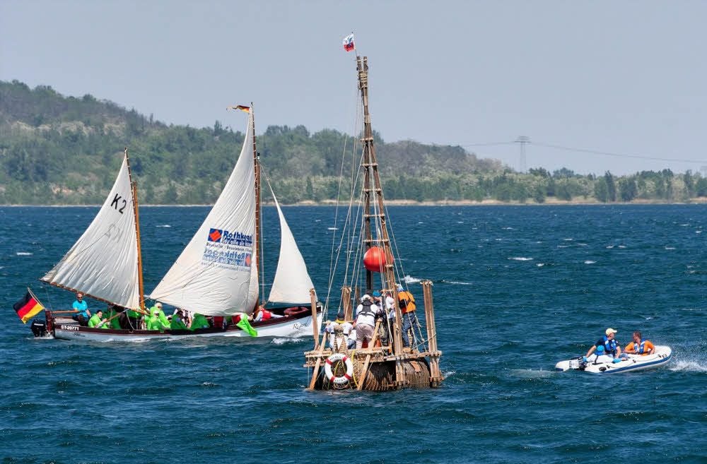 Den internationalen Gästen und Sponsoren im Kutter zeigt die „Abora IV“-Besatzung, wie wendig das Schilfboot auch ohne Ruder ist.