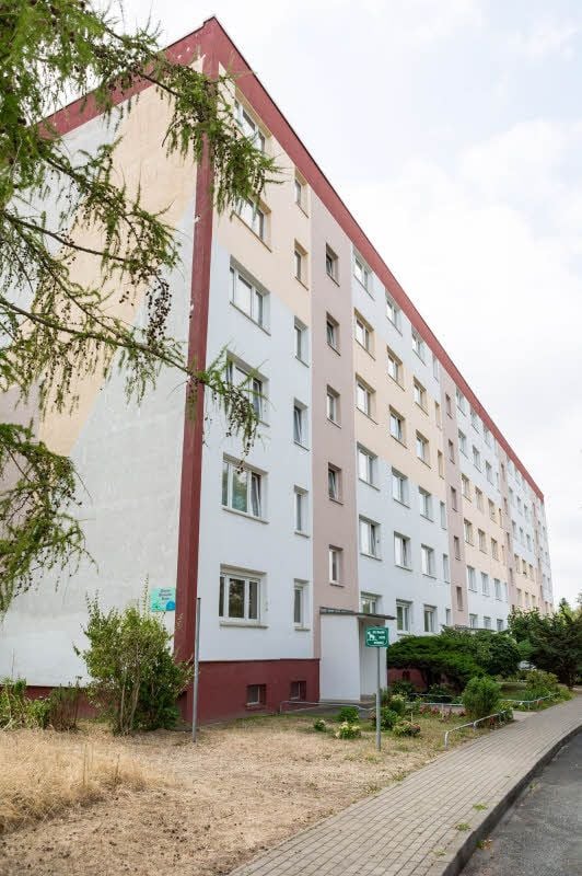 Dieser Wohnblock in der Dietrich-Bonhoeffer-Straße in Zeitz-Ost soll verkauft werden. Die Mieter regt das natürlich auf.
