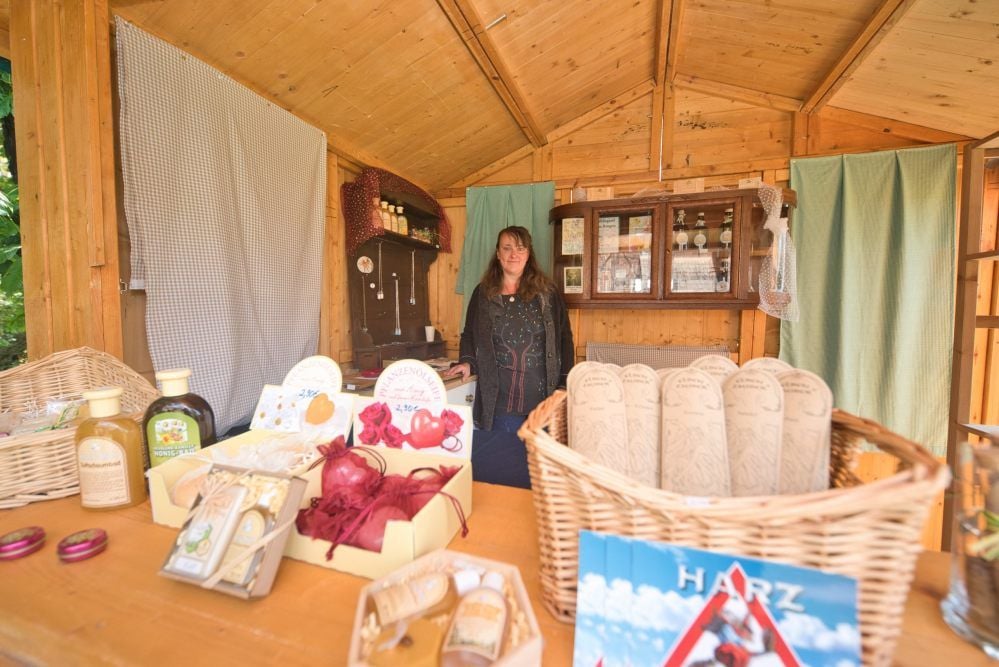 Anja Kunze, die Harzhexe „Pefferminzia Beltane“ in ihrem neuen Kräuterlädchen.