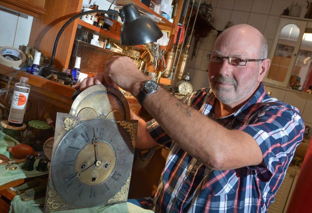 Hans-Joachim Buhle aus Gröbzig ist vom Innenleben alter Uhren fasziniert. Auf der Uhrenbörse in Glashütte findet er Gleichgesinnte. Dieser Standuhr aus dem Jahr 1774 will er wieder Leben einhauchen.