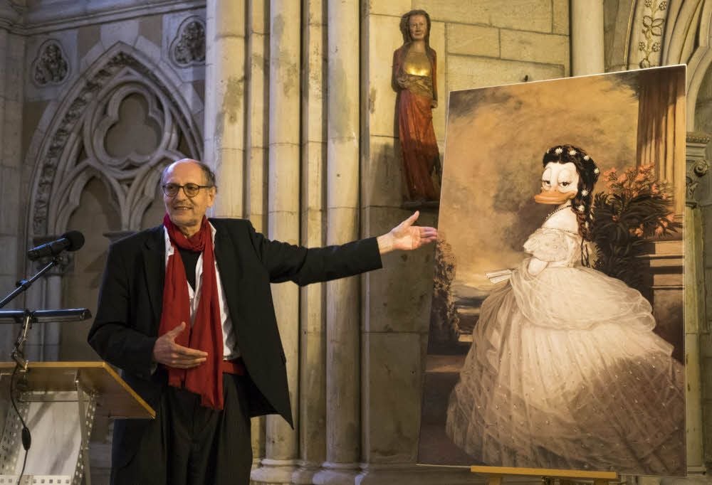 Eckhart Bauer vor einem Gemälde aus der „Duckomenta“ im Schloss Wernigerode. Vorbild ist ein Porträt von Kaiserin Elisabeth.