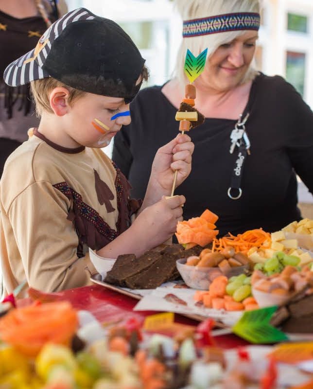 Auch die jungen „Zwergenland“-Indianer leben gesund. Auf ihre Pfeile spießen sie gern mal Obst und Gemüse auf - wie gestern zum Indianerfest.