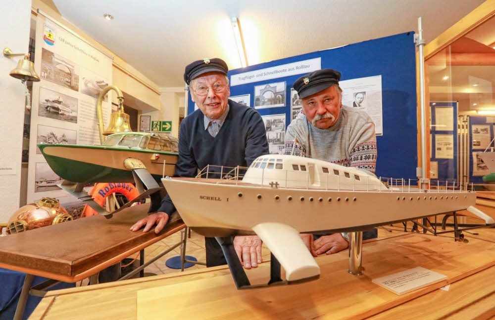 Dieter Herrmann (li.) und Axel Kaczmarek postieren die Modelle der Tragflächenboote.