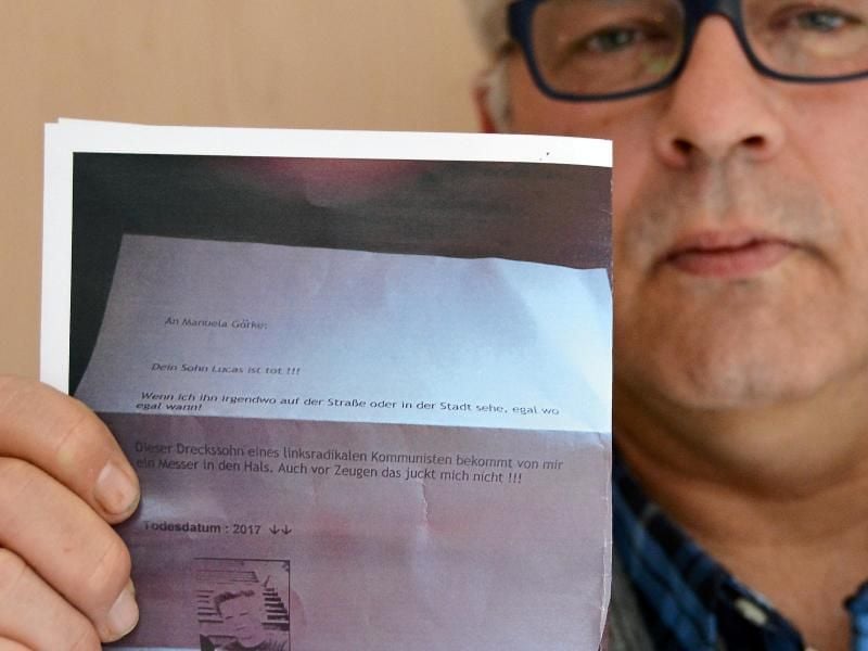 Andreas Goerke, der Vorsitzende des Bündnisses „Fulda stellt sich quer”, mit einem Drohbrief. Foto: Jörn Perske/Archiv
