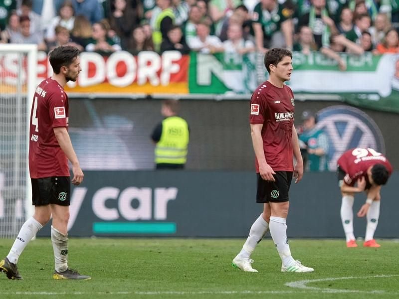 Kampf gegen den Abstieg: Die Spieler von Hannover 96 müssen nach dem 1:3 in Wolfsburg erneut eine Niederlage verdauen. Foto: Peter Steffen