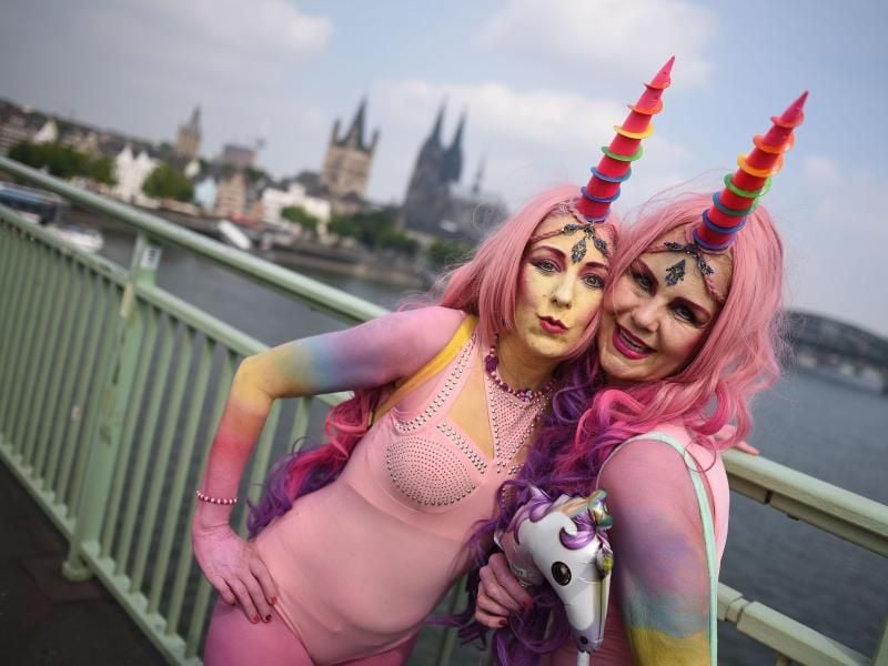 Teilnehmer zeigen in Köln vor der Christopher-Street-Day-Parade ihre Kostüme. Foto: Henning Kaiser
